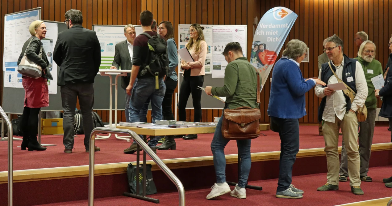 Starkes Interesse herrschte auf dem Infomarkt, wo sich Teilnehmende über Verbesserungen in der regionalen Mobilität und Zusammenarbeit austauschten. (Foto: OBK) 