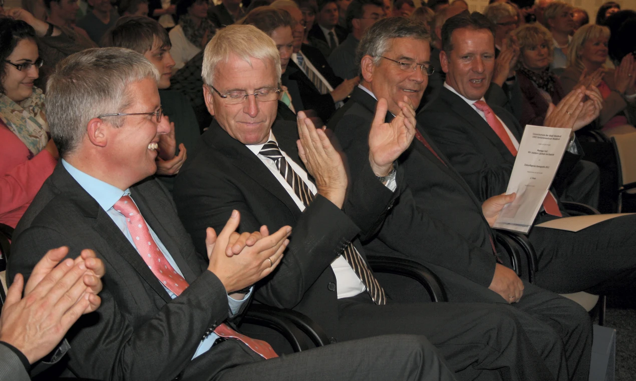 Erfreut über die zahlreichen Wettbewerbsteilnehmer (v.l.n.r.): Die Vorstandsmitglieder der Volksbank Oberberg eG, Thomas Koop und Manfred Schneider; Landrat Hagen Jobi und Vorstandsvorsitzender Ingo Stockhausen (Foto:OBK) 