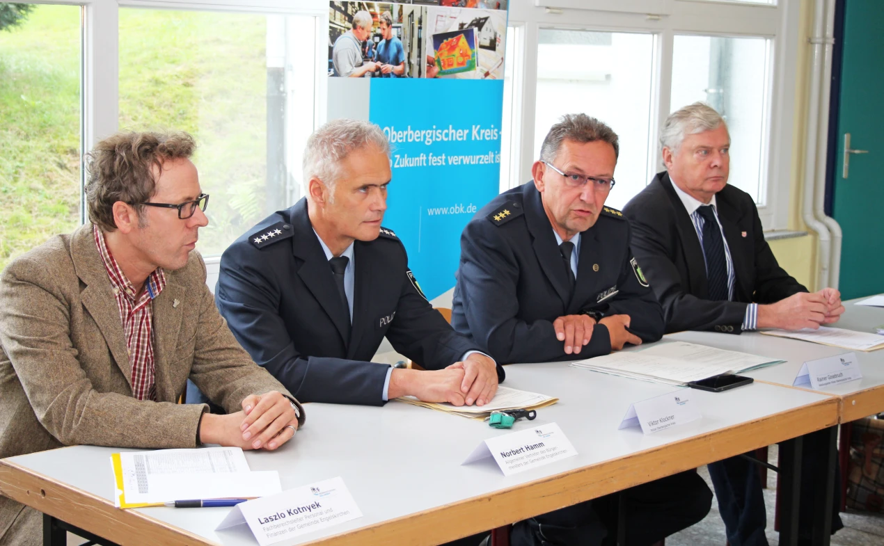 Die Notaufnahme erfolgt in enger Zusammenarbeit zwischen Kreis, Polizei und der Gemeinde Engelskirchen (v.l.n.r.) : Norbert Hamm, allgem. Vertreter des Bürgermeisters der Gemeinde Engelkirchen; Viktor Klockner, Kreispolizeibehörde; Rainer Gosebruch, Abteilungsleitung Polizei; Dr. Jorg Nürmberger, Sozialdezernent des Oberbergischen Kreises und stellvertr. Leiter des Krisenstabs (Foto:OBK)  