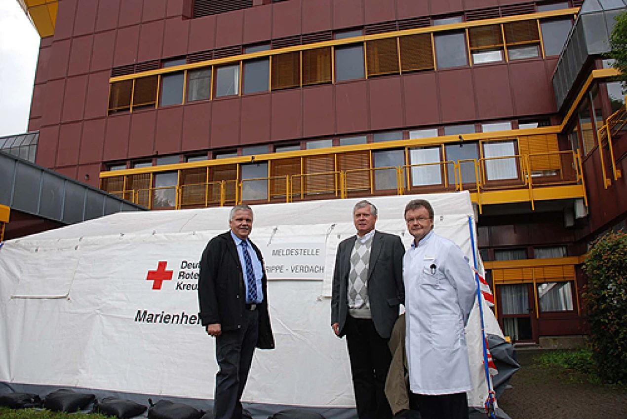 Am Wochenende nahmen Rainer Drevermann, stellvertretender Pflegedirektor, Gesundheitsdezernent Dr. Jorg Nürmberger und der ärztliche Direktor Dr. Dieter Borchers (v.l.) die Screeningstelle in Betrieb. (Foto: OBK) 