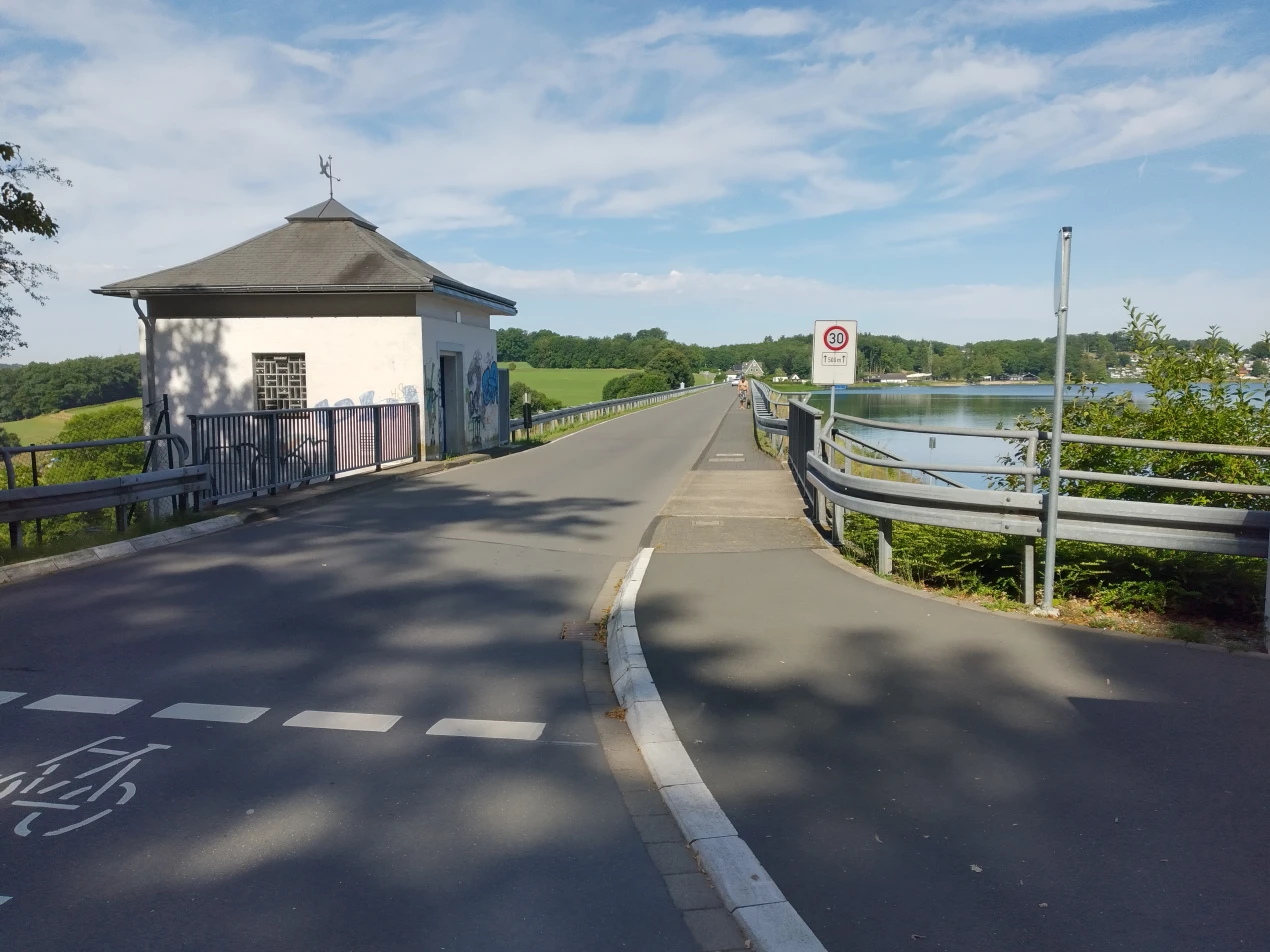 Der Gehweg auf dem Beverdamm wird verbreitert. (Foto: OBK)