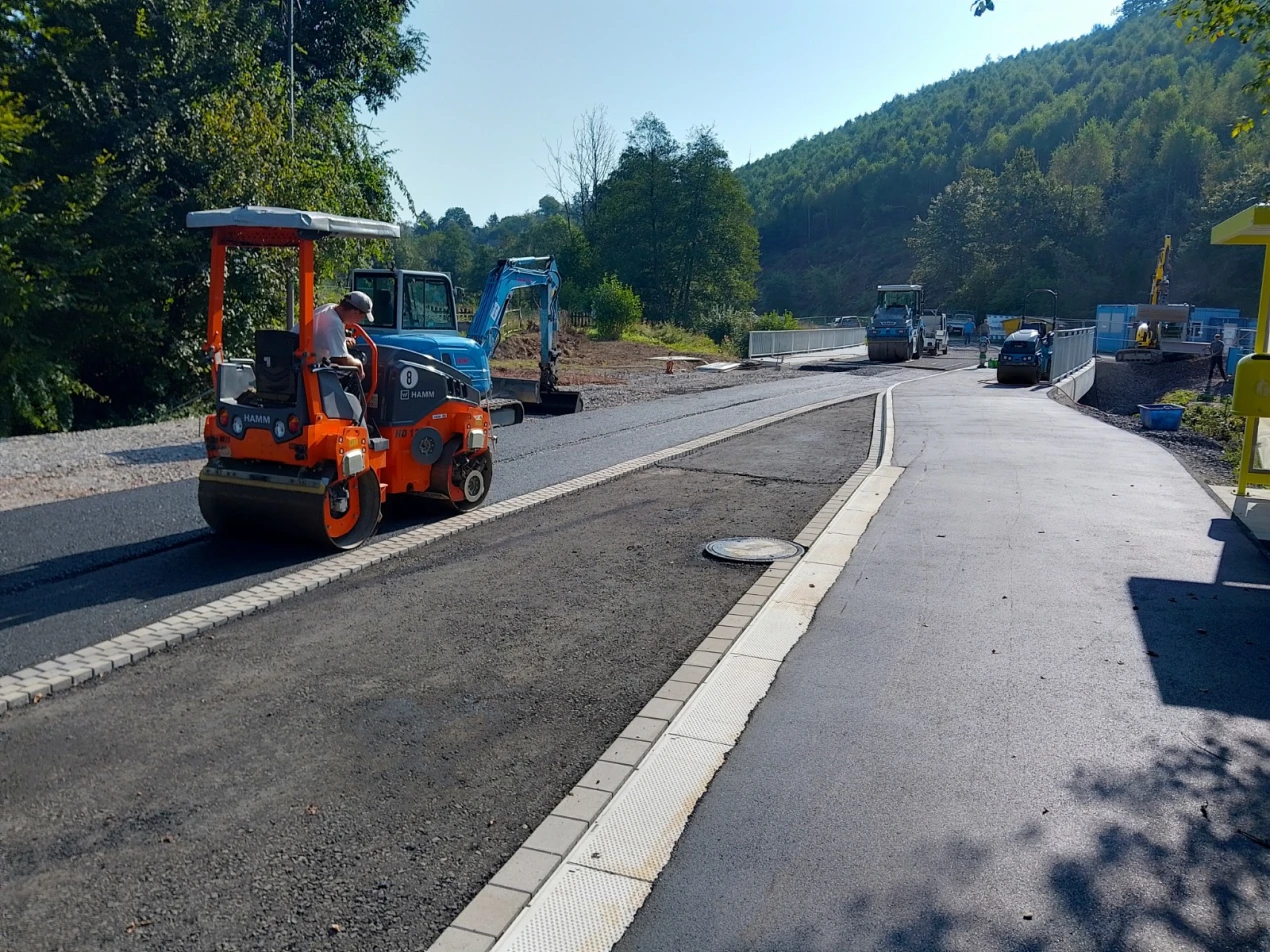 Im Zuge der Baumaßnahme Othebachbrücke wurde u.a. auch die Fahrbahn im Baustellenbereich erneuert und ein Rad- Gehweg angelegt. (Foto: OBK) 