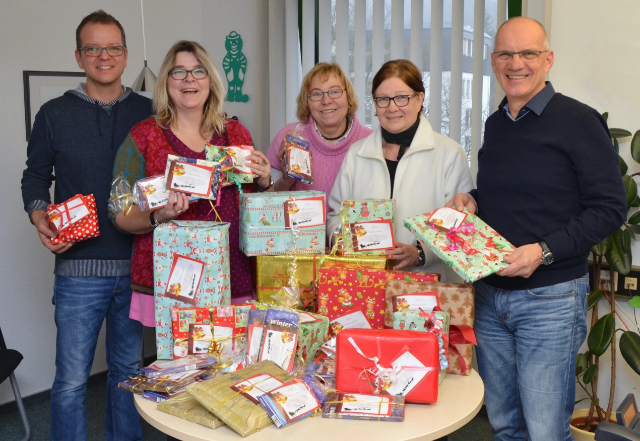 Guido Wagener (v.l.) und Susanne Noß vom Kreisjugendamt, Daniela Sauer-Horstmann und Irmgard Kahlau-Müller vom Verein "Wir helfen vor Ort" sowie Heinz Thelen (Leiter des Kreisjugendamts) bei der Geschenkübergabe im Kreishaus. (Foto: OBK)