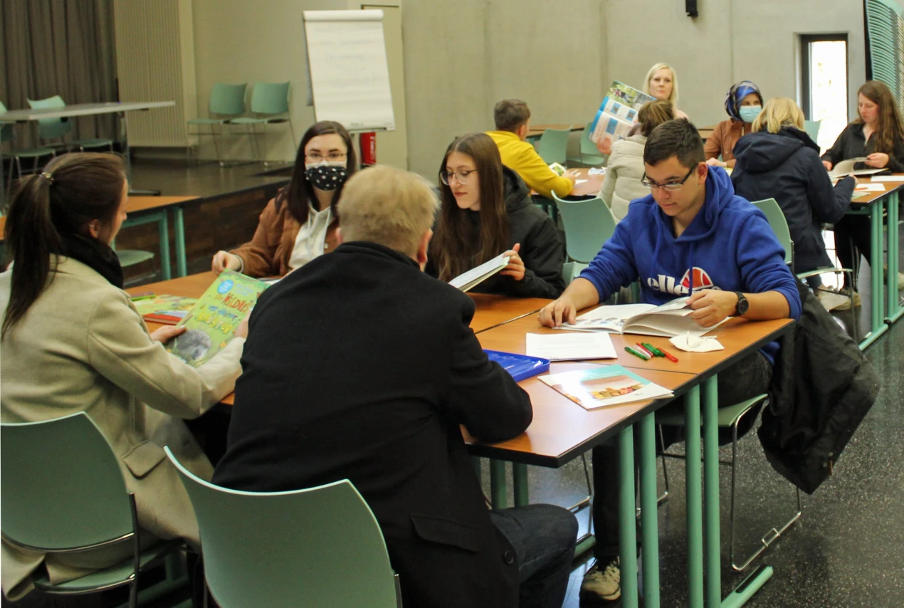 Mit großem Interesse haben die Auszubildenden am Bergischen Berufskolleg in Wipperfürth die Bücher der Oberbergischen MINT-Bilderbuchboxen entgegengenommen. (Foto: OBK)
