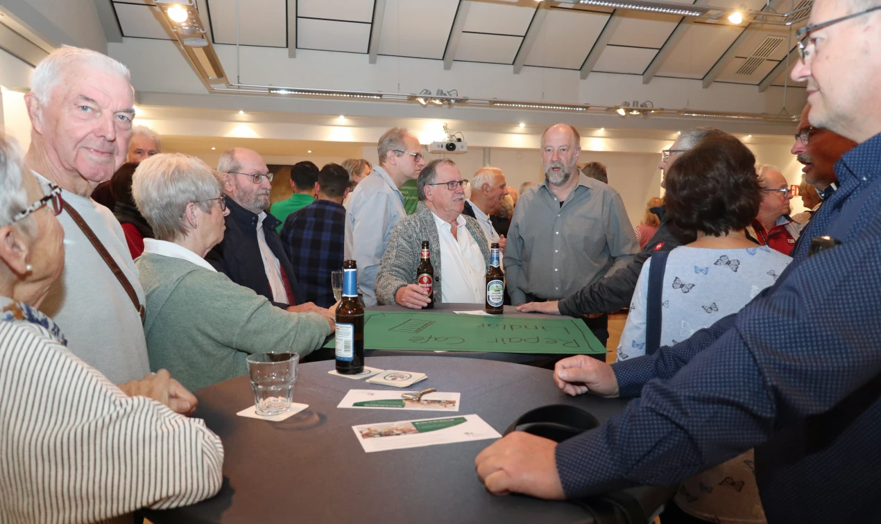 Eine Feierstunde zum Netzwerken: Die Vertretenden des Repair-Cafés Lindlar kamen mit zahlreichen Akteuren der Weitblickstandorte ins Gespräch. (Foto: OBK)