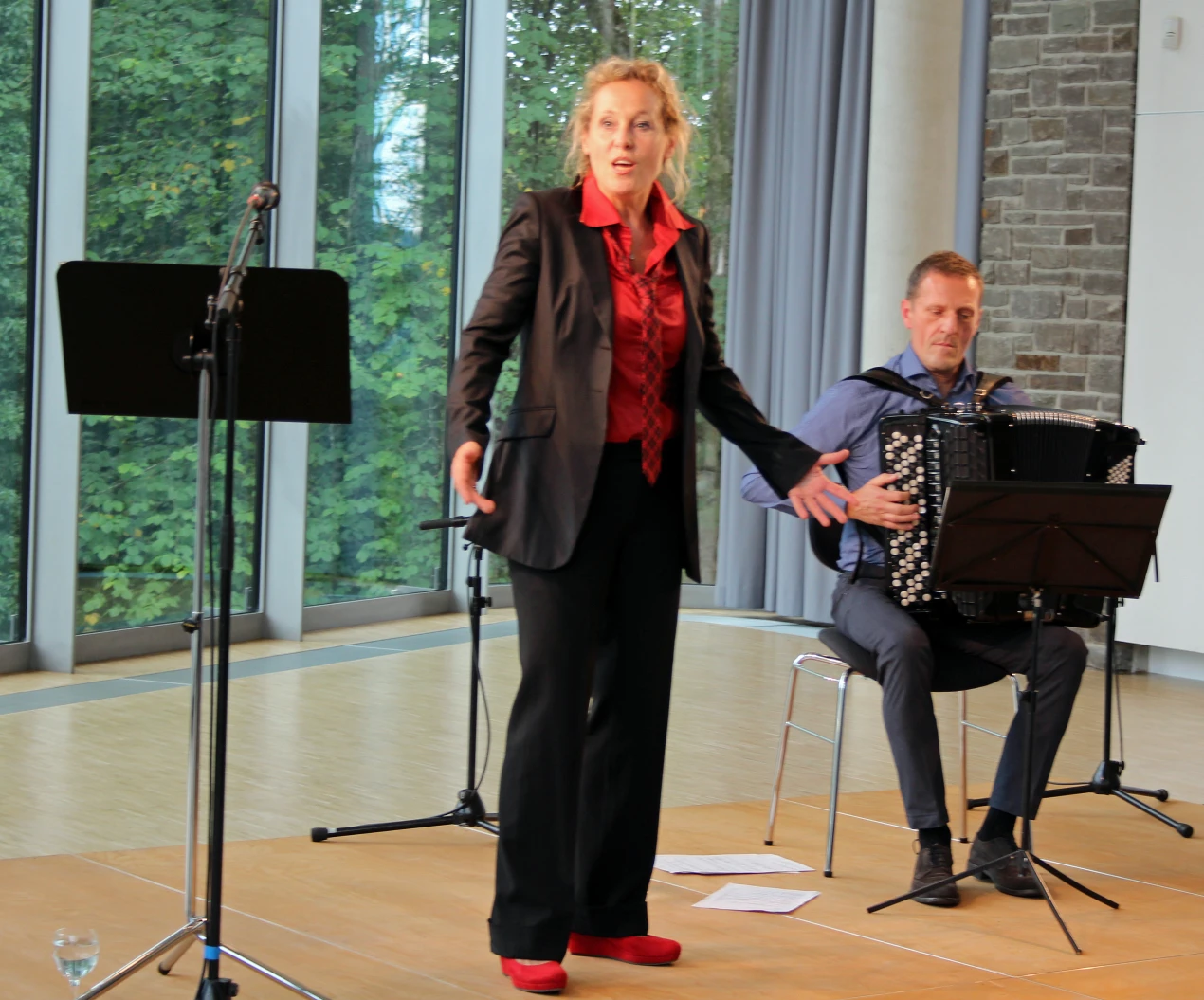 Mit zeitgenössischen Texten und Chansons vermitteln Stefanie Wüst und Edwin A. Buchholz das Lebensgefühl  in den Schaffensphasen der Künstlerin (Foto:OBK).