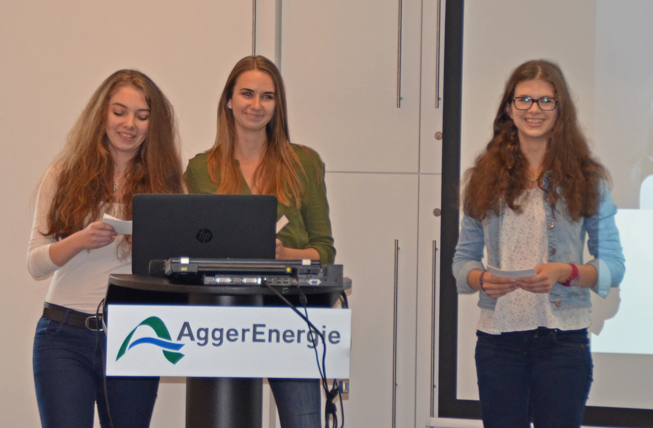 Die Schülerinnen Stefanie Barth (v.l.), Luna Zautke und Hanna Eichner stellten die Schülerfirma fotofabrik vor. (Foto: OBK)