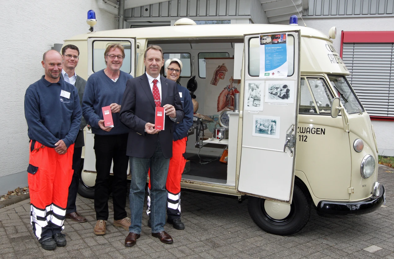 Werben am historischen "Clinomobil" um Ersthelfer: Rolf Kühr, Rettungswache Gummersbach; Christian Diepenseifen, leitender Notarzt; Dr. Ralf Mühlenhaus, Leiter des Amtes für Rettungsdienst, Brand- und Bevölkerungsschutz; Kreisdirektor Jochen Hagt und Kerstin Bürger, Rettungswache Gummersbach (Foto:OBK)  