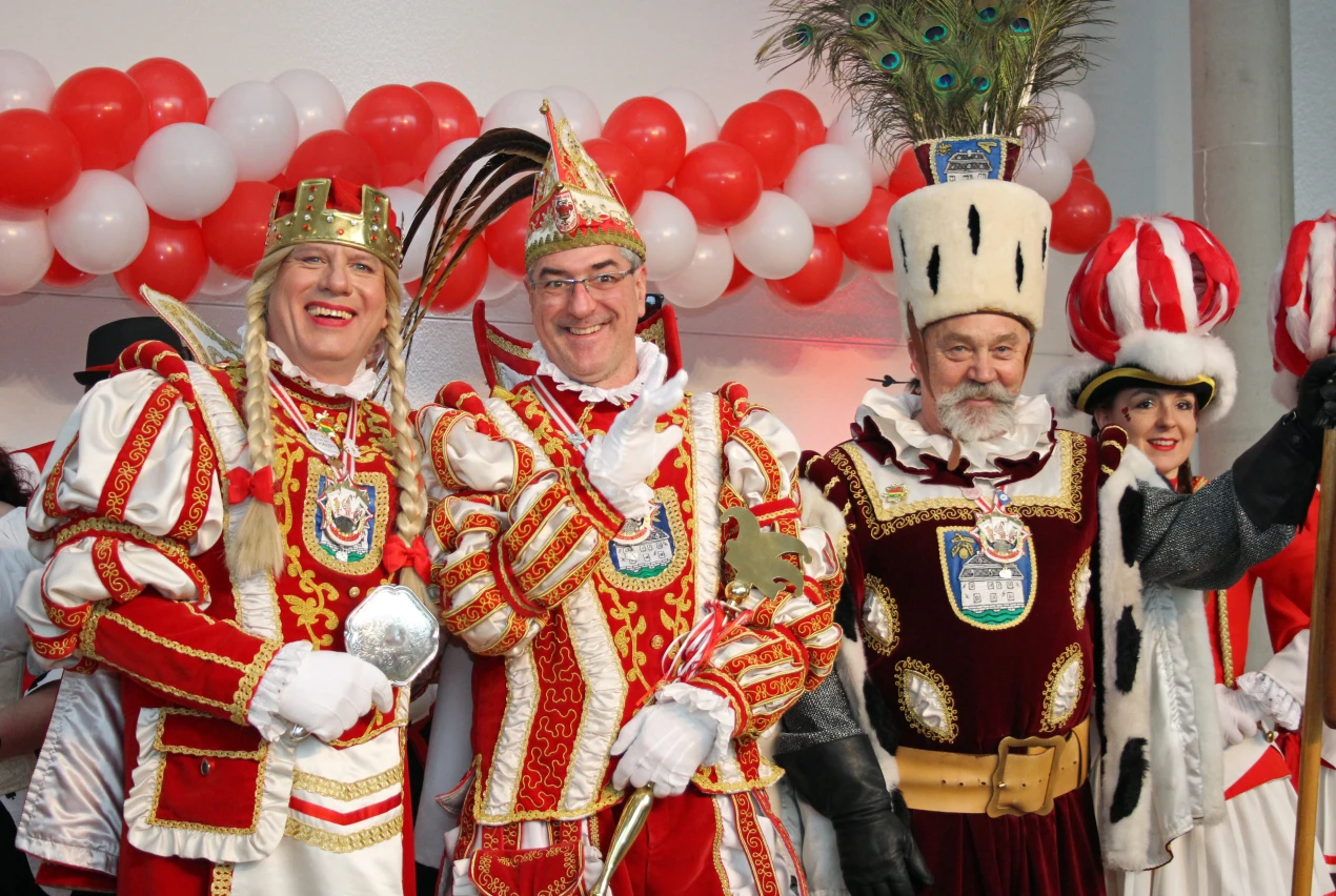 Brachten gute Laune mit: Das Denklinger Dreigestirn mit Prinz Reini I.; Jungfrau Jenna und Bauer Herbert. (Foto: OBK)
