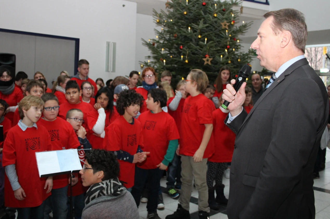Landrat Jochen Hagt dankte den Chören der Helen-Keller-Schule für ihren stimmungsvollen Besuch im Kreishaus.  (Foto: OBK)