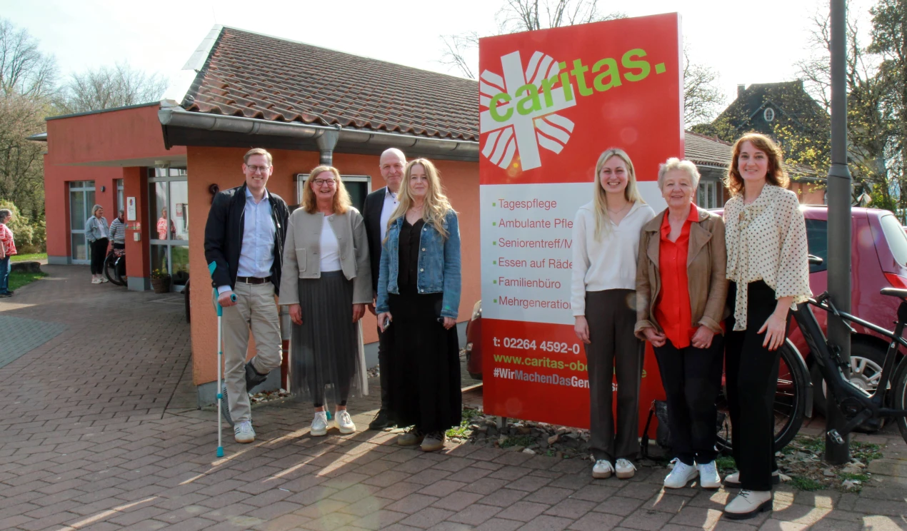Svenja Noll (3.v.r.) und Lilia Köhler (1.v.r.) leiten das neue Familienbüro in Marienheide. (Foto: OBK)