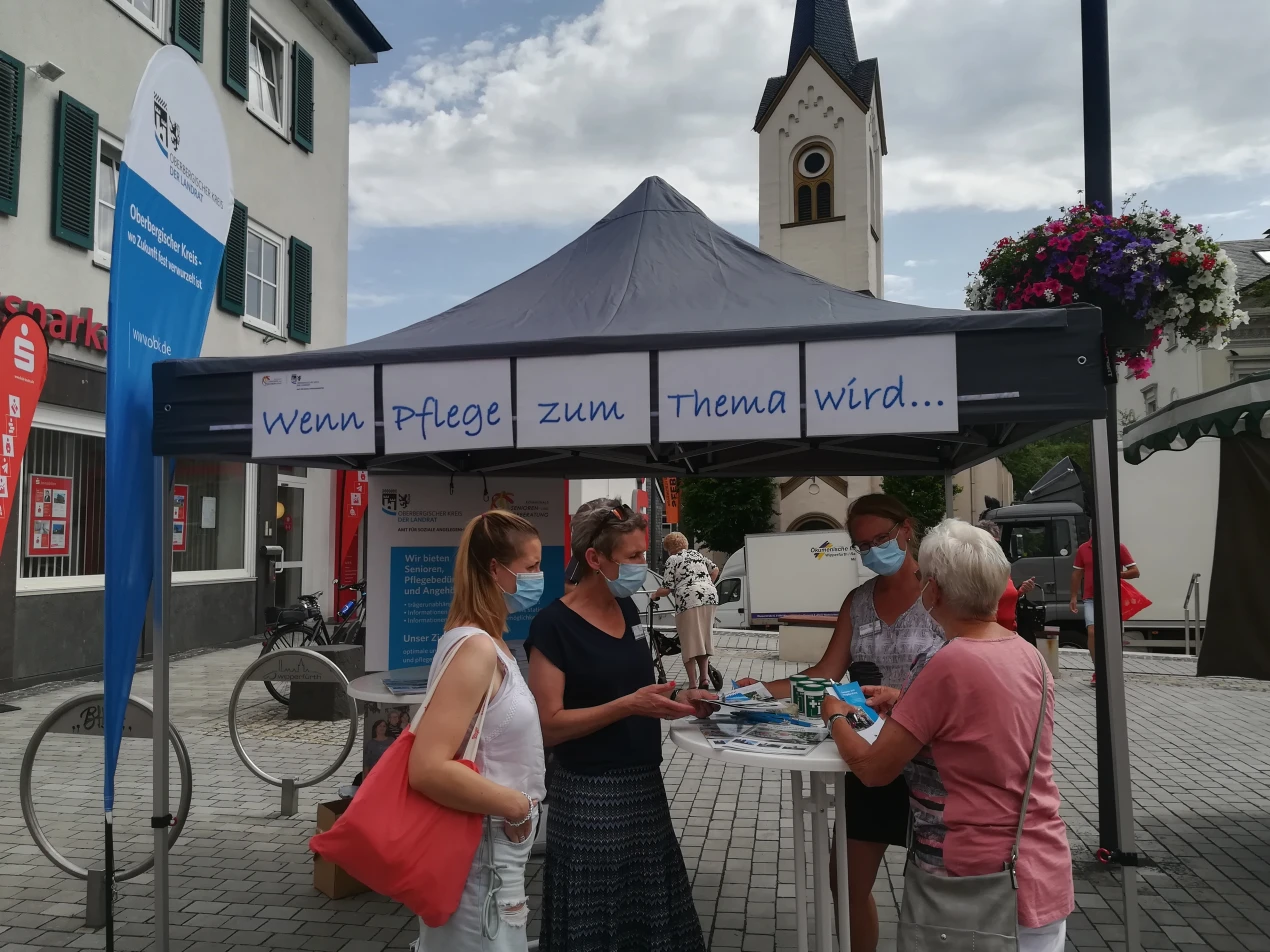 Alexandra Abel (2. v.l.) und Christine Prinz (3. v.l) im Beratungsgespräch mit Marktbesucherinnen in Wipperfürth. (Foto: OBK)