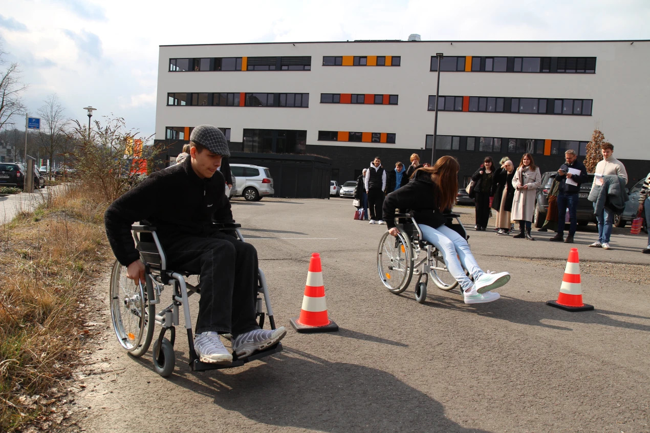 Zum Abschluss des Tages traten die Teilnehmende in einem Rollstuhlrennen gegeneinander an. (Foto: OBK)