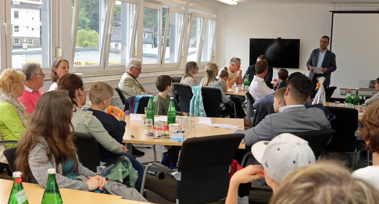 Auszeichnung der jungen Mathe-Asse: Tobias Schneider, stellvertr. Landrat des Oberbergischen Kreises, wünscht sich, dass weitere Schülerinnen und Schüler durch die Begeisterung der Siegerkinder für Mathematik motiviert werden. (Foto: OBK)   