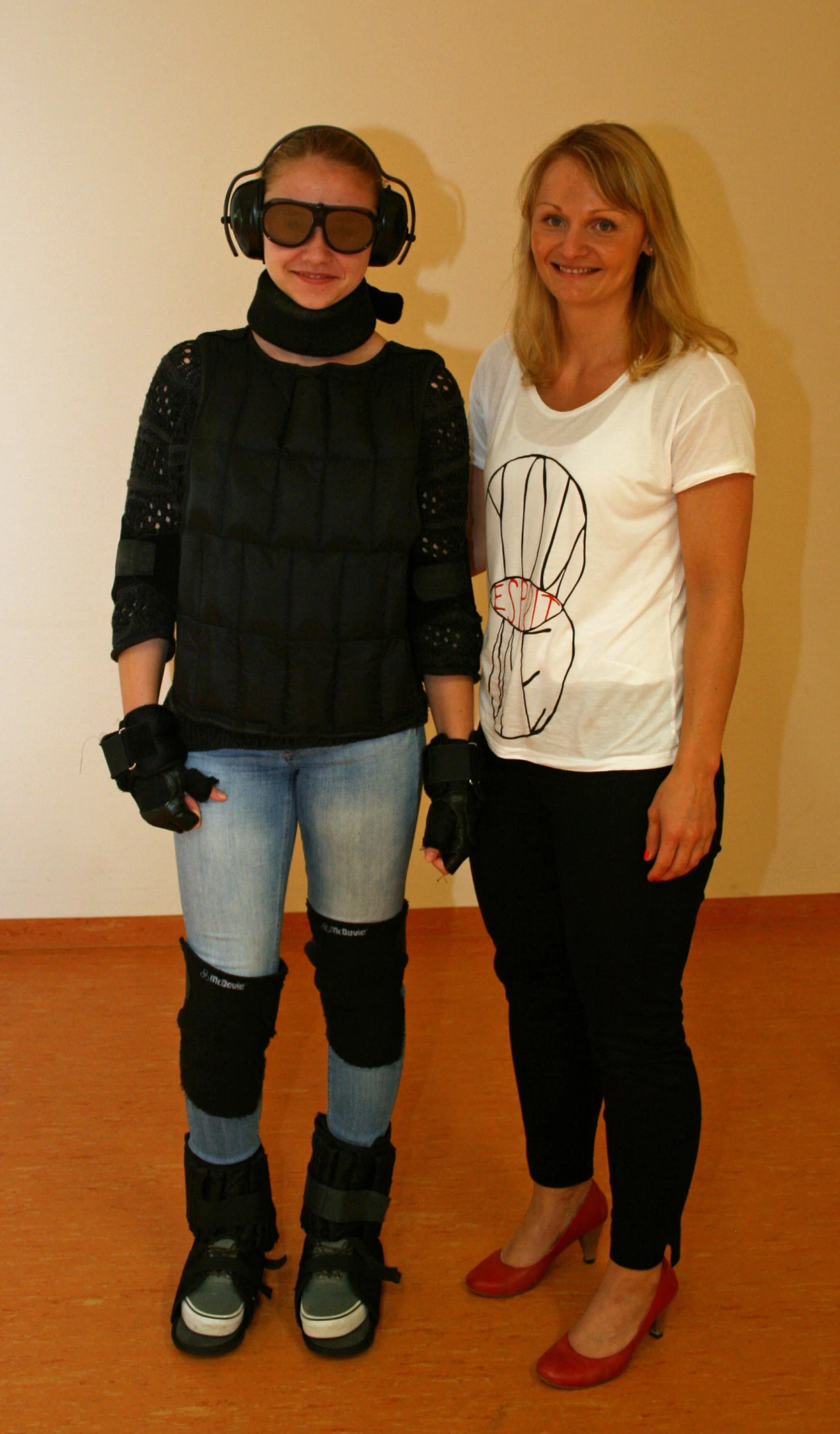 Schülerin Leonie Schulz (l.) testet das "Erlebnis Alter": Caritas-Mitarbeiterin Stefanie Maus hatte den Alterssimulationsanzug "GERT" mitgebracht. (Foto: OBK)