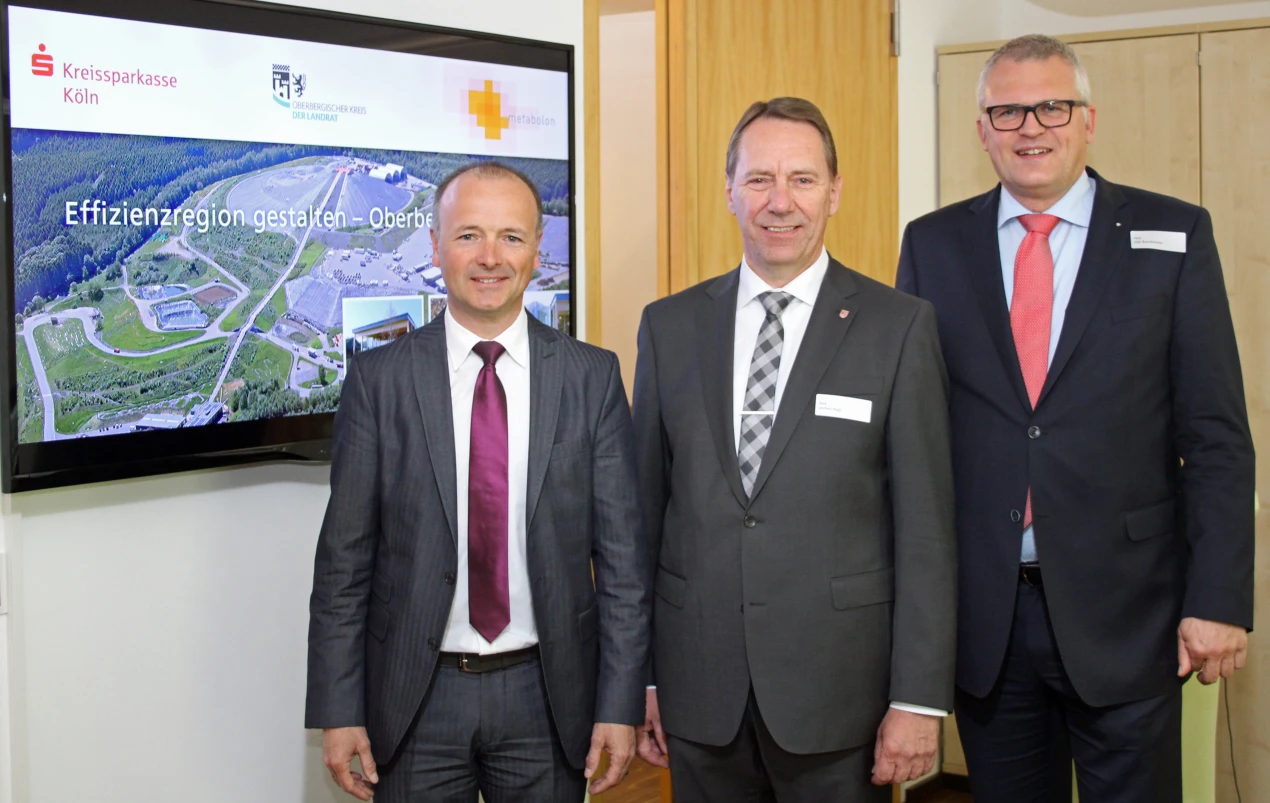 "Effizienzregion gestalten" - der Klimagipfel auf :metabolon mit TV Meteorologe Karsten Schwanke, Kreisdirektor Jochen Hagt und Udo Buschmann, stellvertretendes Vorstandsmitglied der Kreissparkasse Köln  (Foto:OBK).  