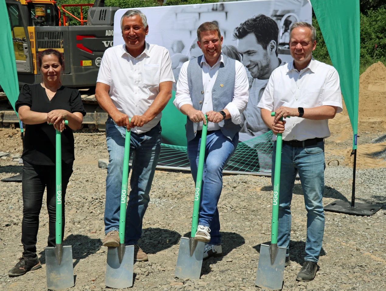 Der offizielle Spatenstich: Die Gemeinde Marienheide beteiligt sich am interkommunalen Projekt zum flächendeckenden Glasfaserausbau Kreismitte (v.l.n.r.: Maria Sculco, UGG; Stefan Syrek, Gigabitkoordinator des Oberbergischen Kreises; Tobias Schmitz, Gemeinde Marienheide/ Fachbereich Gemeindeentwicklung und Kreisdirektor Klaus Grootens. (Foto: OBK) 