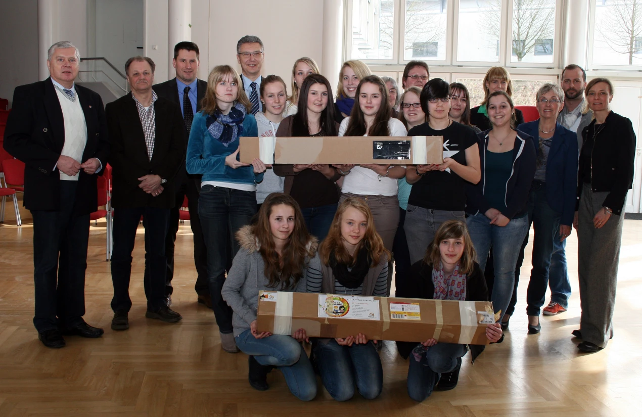 Sozialdezernent Dr. Jorg Nürmberger (ganz links im Bild) hat den ersten angemeldeten Schülerinnenteams neue Roboter-Technik übergeben (Foto:OBK)