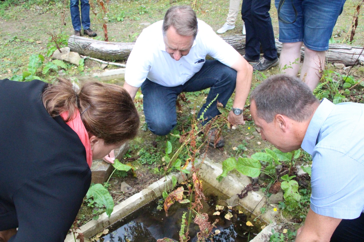 Ministerin Ursula Heinen-Esser, Landrat Jochen Hagt und Umweltdezernent Frank Herhaus betrachten die gute Entwicklung im Naturschutzgebiet: In den dort angelegten Tümpeln findet die Gelbbauchunke gute Lebensbedingungen vor. (Foto: OBK)