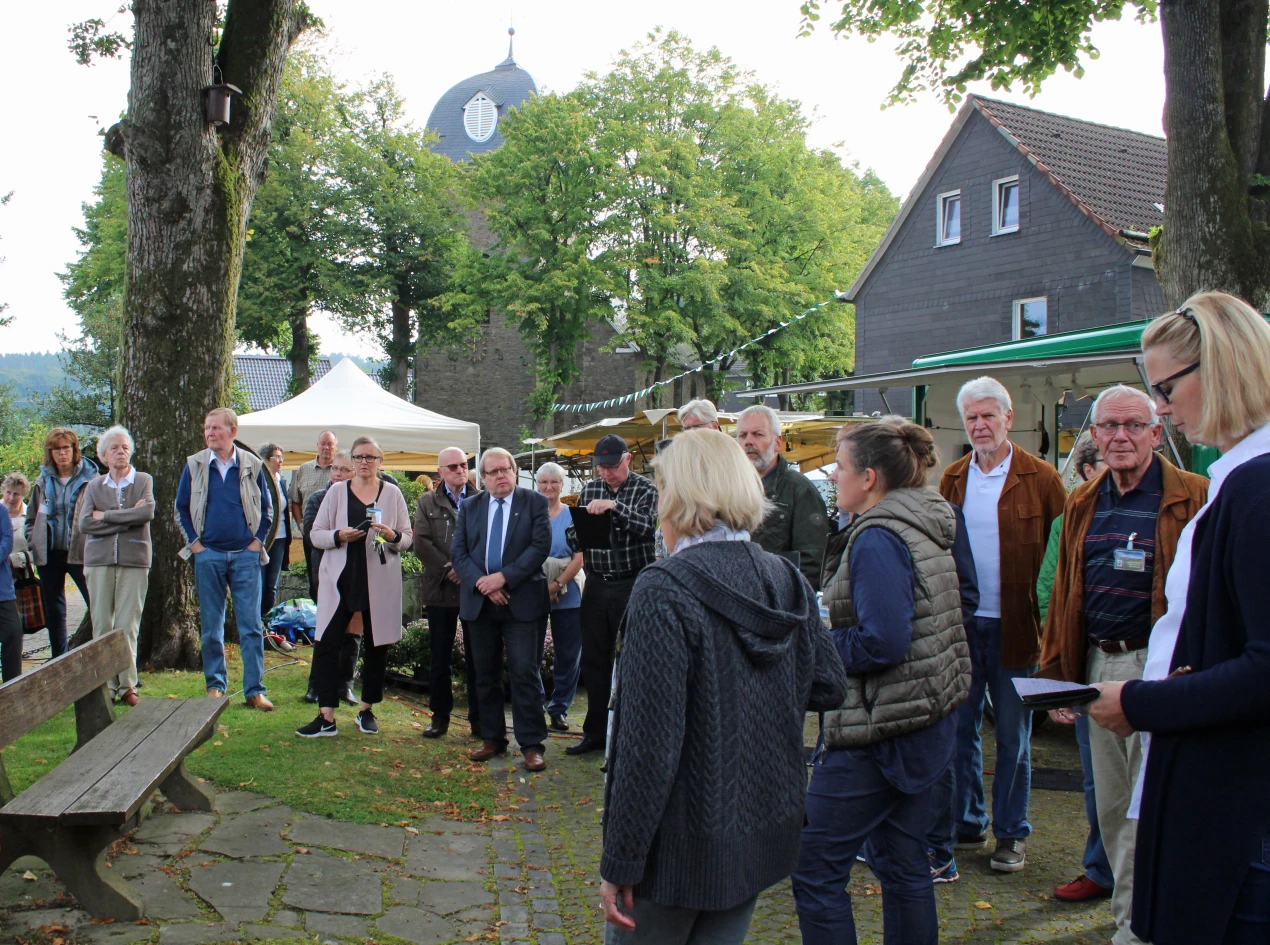 Die Hülsenbuscher stellen der Kommission ihren Wochenmarkt vor, den sie seit einigen Monaten eingerichtet haben. Die Dorfgemeinschaft organisiert dazu Kaffee und bietet Kuchen vom ortsansässigen Bäcker an. (Foto:OBK)