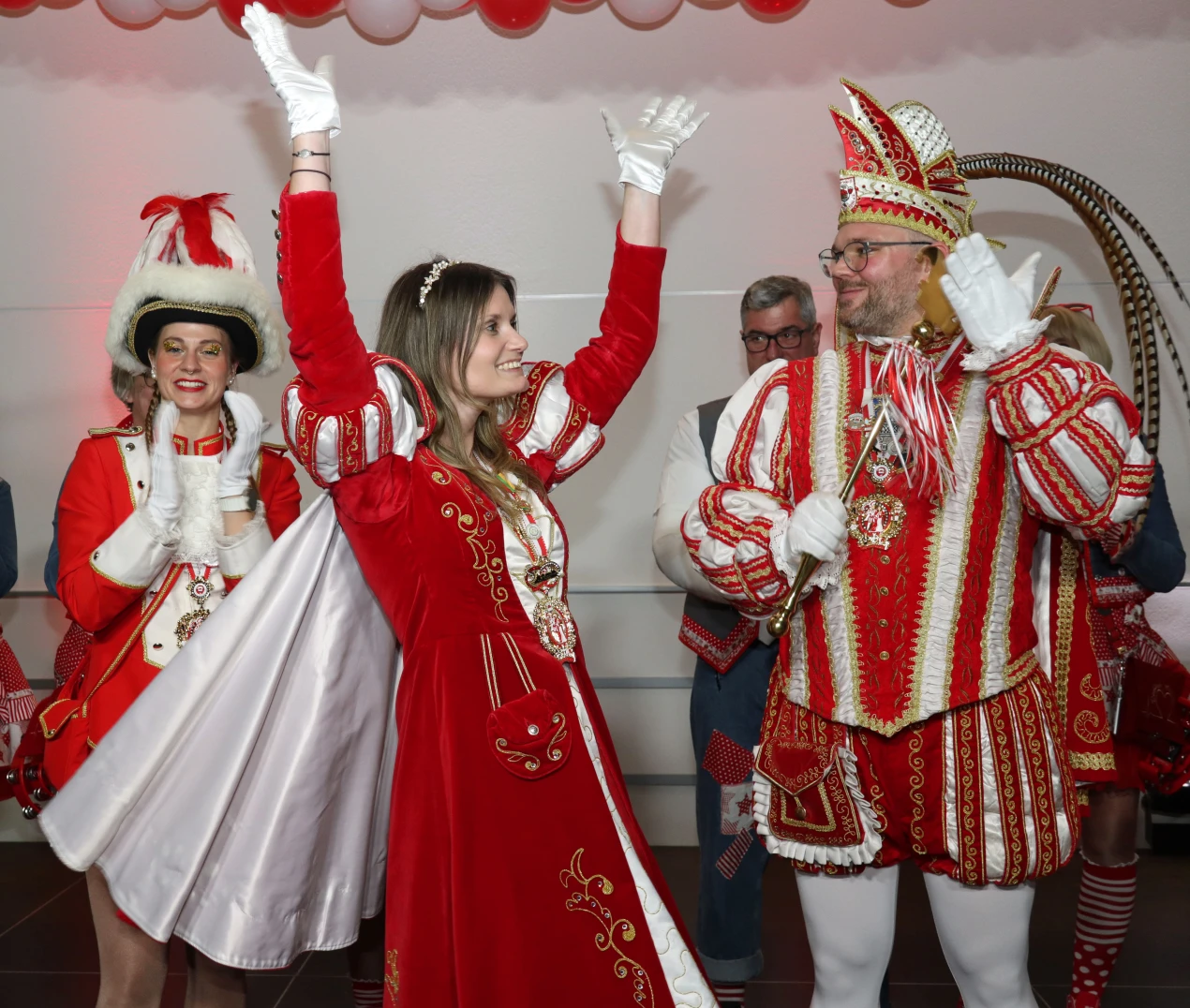 Die Karnevalsgesellschaft Rot-Weiß Denklingen 1986 e. V. stimmte mit Robin I. und Prinzessin Lisa "alle oberbergischen Jecken" auf die jecken Tage ein. (Foto: OBK)