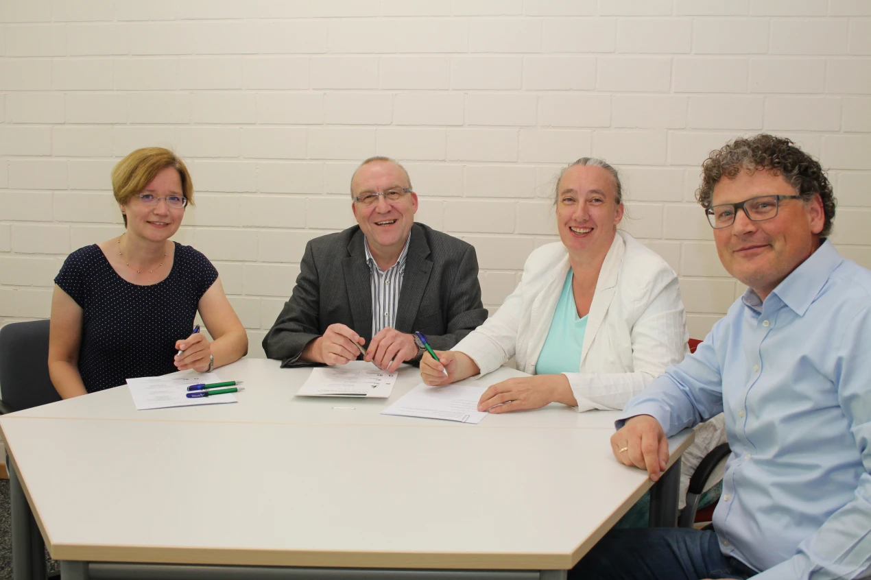 Neue Kooperation mit der Förderschule Nordkreis + Zertifikat (V.l.n.r.): Stephanie Langmesser, Konrektorin; Detlev Schuster, Schulleiter BK Dieringhausen; Sylvia Wimmershoff, Schulleiterin Bergisches Berufskolleg; Rainer Gottschlich, stellvertretender Schulleiter Kaufmännisches Berufskolleg. (Foto: OBK)