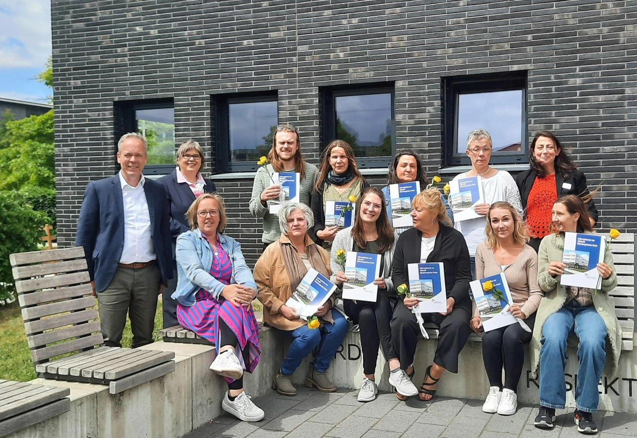 Kreisdirektor Klaus Grootens (l.) und die Leiterin der AGewiS, Nicole Meyer  Akademieleiterin, (1. Reihe l.) gratulieren den erfolgreichen Teilnehmerinnen und Teilnehmer die ihre Weiterbildung Pflegefachkraft für Palliative Care erfolgreich abgeschlossen haben. (Foto:OBK/AGewiS)
