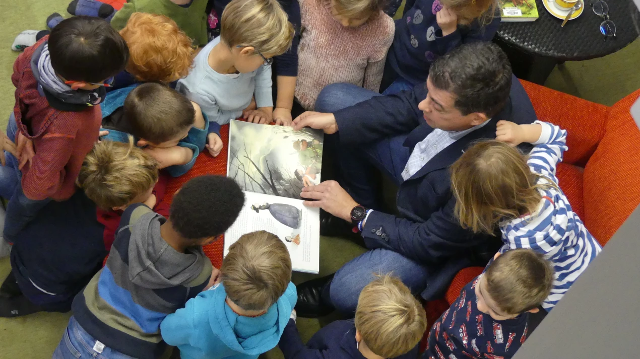 Auch Bürgermeister Frank Helmenstein hat sich wieder gerne am Bundesweiten Vorlesetag beteiligt. (Foto: Stadt Gummersbach")