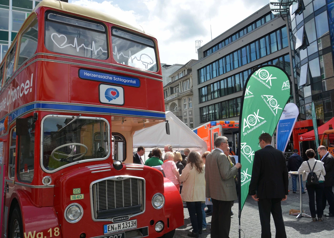 Der rote Doppeldecker-Infobus macht Station auf dem Lindenplatz in Gummersbach (Foto: Klinikum Oberberg)