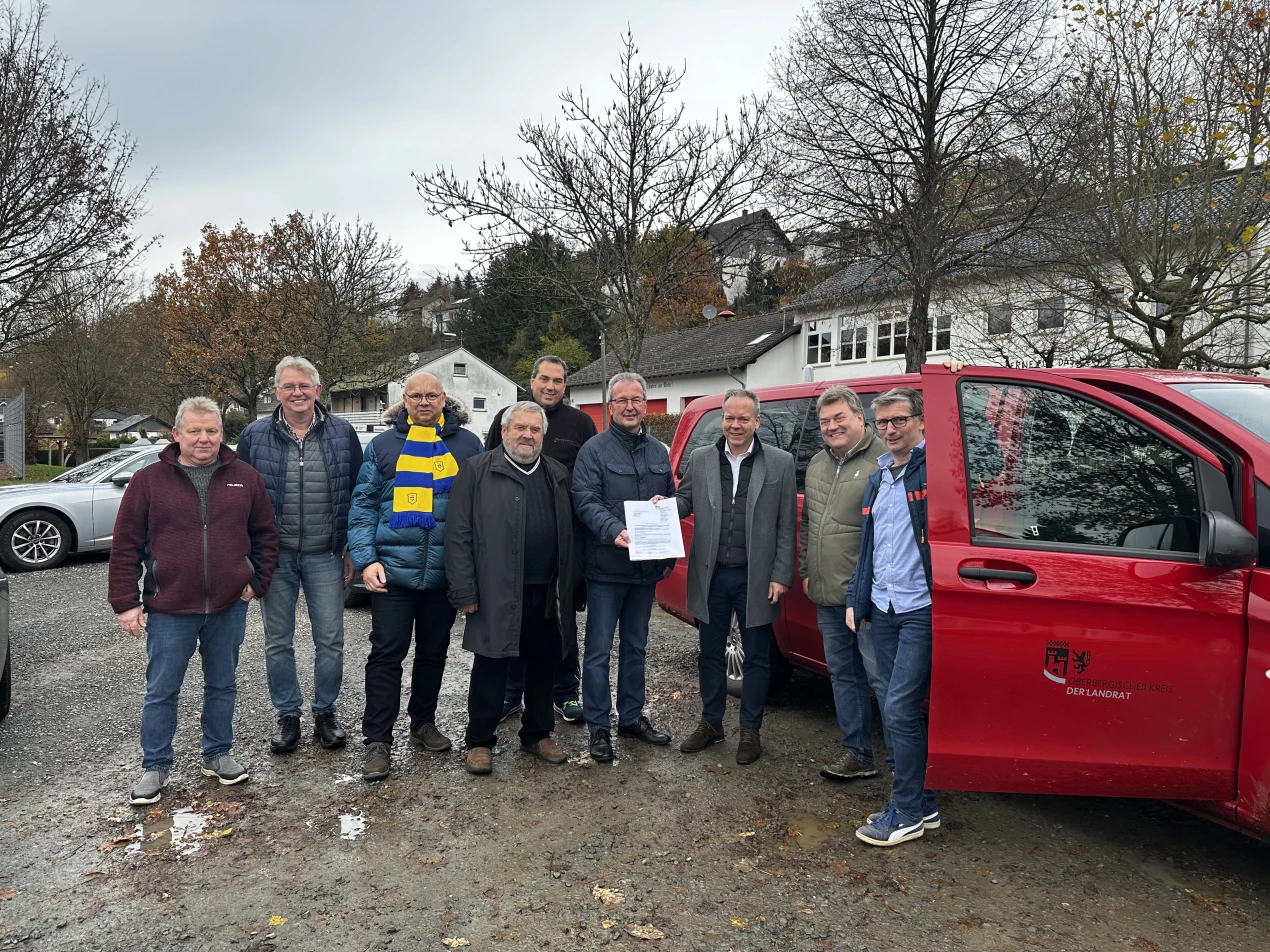 Frank Dick (Veteranenfreunde Steinaggertal), Joachim Häusler (IG Dorf- und Spielplatz Mittelagger), Dirk Mannschen (BSV Viktoria Bielstein), Axel Osterberg (Kreistagsmitglied CDU), Dirk Lünschermann (Feuerwehr Reichshof -Löschgruppe Mittelagger), Rüdiger Gennies (Bürgermeister), Klaus Grootens, Jürgen Neumann und Andreas Erlinghagen (beide IG Dorf- und Spielplatz Mittelagger). (Foto: OBK)