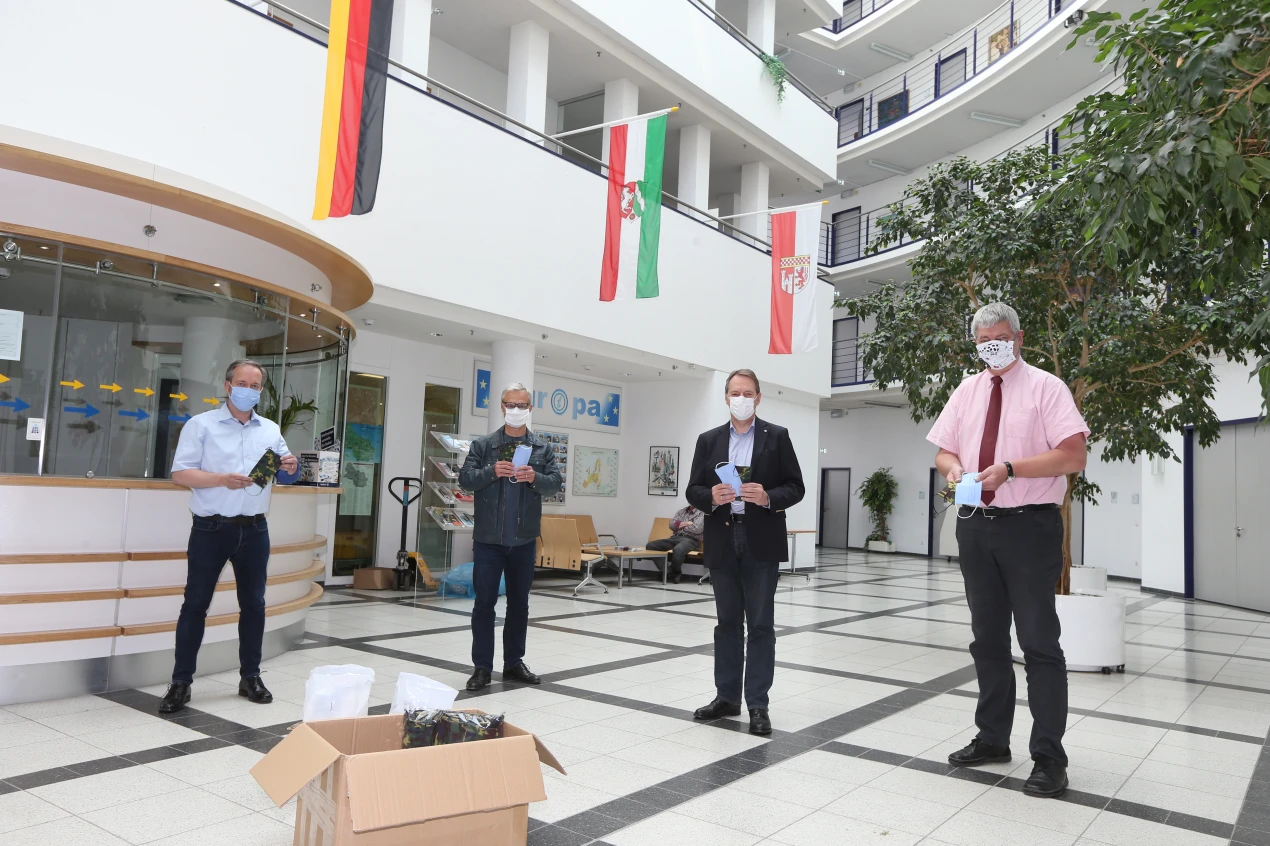 Übergabe der Mund-Nase-Bedeckungen im Kreishaus (v.l.n.r.): Kreisdirektor Klaus Grootens, Dr. Georg Ludwig (Bürgermeister Lindlar), Landrat Jochen Hagt und Hilko Redenius (Bürgermeister Nümbrecht). (Foto: OBK)