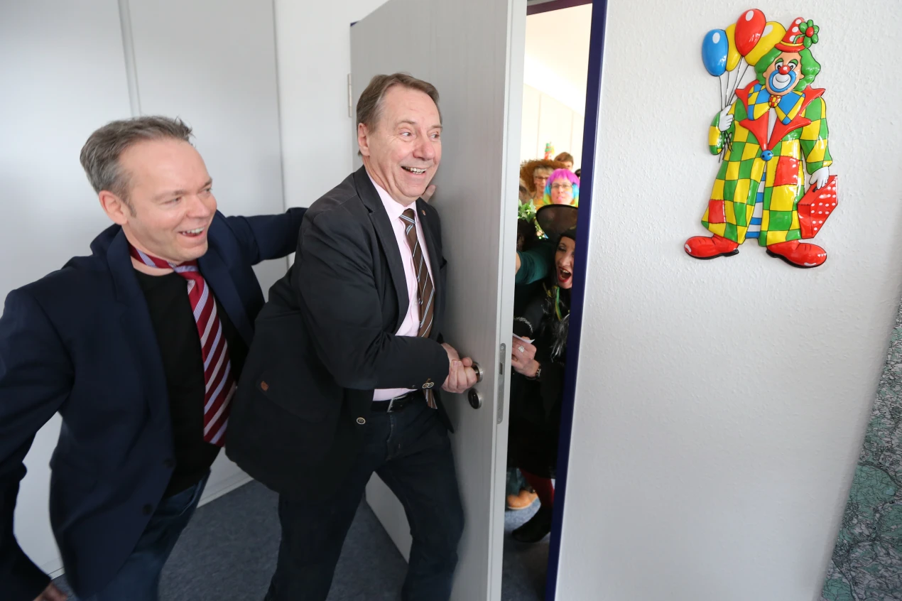 Mit aller Kraft: Kreisdirektor Klaus Grootens und Landrat Jochen Hagt gegen alle jecken Wiever der Kreisverwaltung. (Foto: OBK)