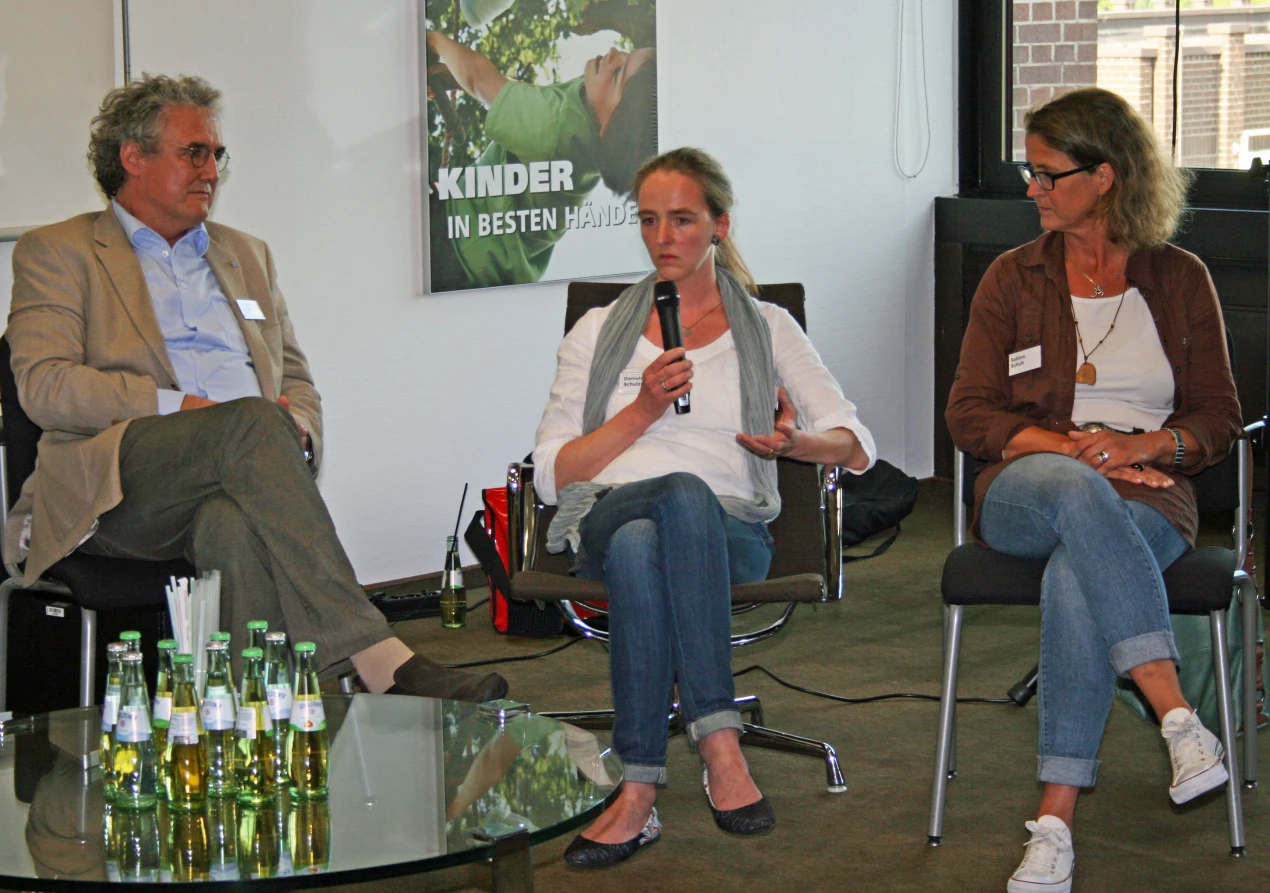 Aufklärungsarbeit leisten und Hilfestellungen anbieten: Das war das Ziel der Podiumsdiskussion, bei der unter anderem auch Dipl. Psychologin Daniela Schulze (M.) mitmachte. (Foto: OBK)