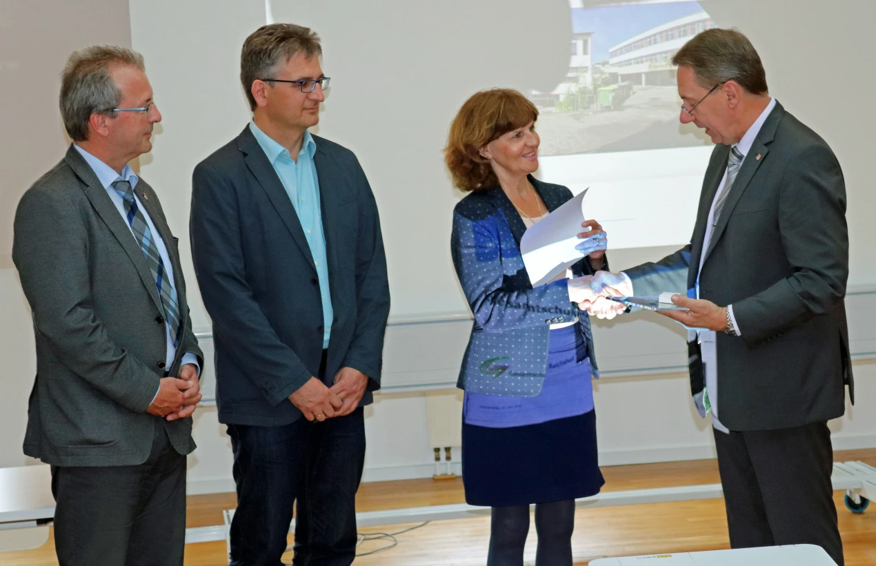 Landrat Jochen Hagt gratuliert Anne Halfar, Schulleiterin der Gesamtschule Reichshof zur erfolgreichen Rezertifizierung. (v.l.n.r.: Bürgermeister Rüdiger Gennies; Jörg Schmoock, stellvertr. Schulleiter). (Foto: OBK)  
