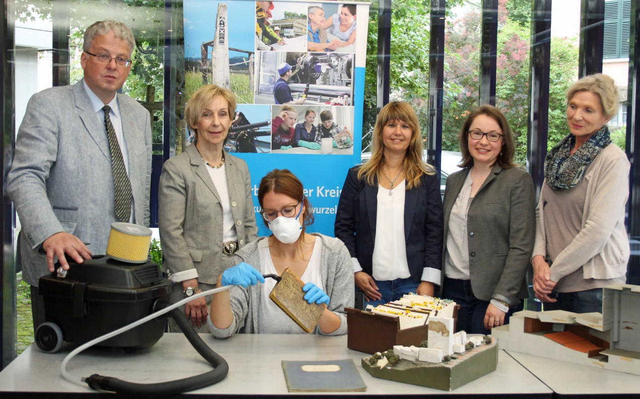 Nehmen das neue Reinigungsset in Augenschein (v.l.n.r.): Dr. Axel Bayer, Kreisarchivar; Dr. Gudrun Sievers-Flägel, Leiterin des Kultur- und Museumsamtes des Oberbergischen Kreises; Theresa Fritzen, Restauratorin LVR; Birgit Knispel, Archiv des Liberalismus Gummersbach; Heike Bartel-Heuwinkel, Archivberatung LVR und Marion Höse, Archiv des Liberalismus. (Foto: OBK)