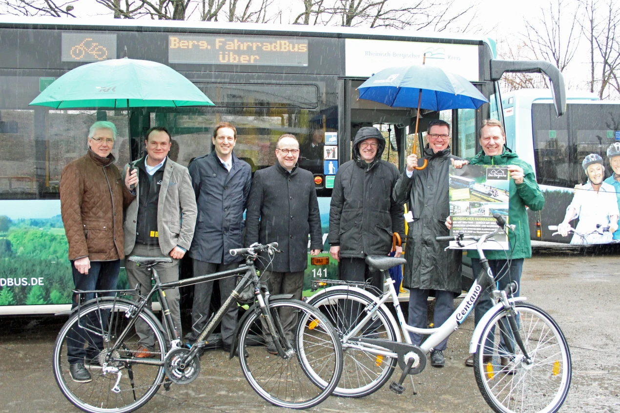 Die FahrradBusse fahren zur Freude von Radlern und Wanderern und den Verantwortlichen bei jedem Wetter (v.l.n.r.): Udo Wasserfuhr, Regionalverkehr Köln GmbH; David Bosbach, Das Bergische; Frank Nettesheim, wupsi GmbH; Dirk Kremer, Stadt Wipperfürth; Karl Heinz Schütz, OVAG; Stephan Santelmann, Landrat Rheinisch-Bergischer Kreis; Jochen Hagt, Landrat Oberbergischer Kreis. (Foto: OBK)   