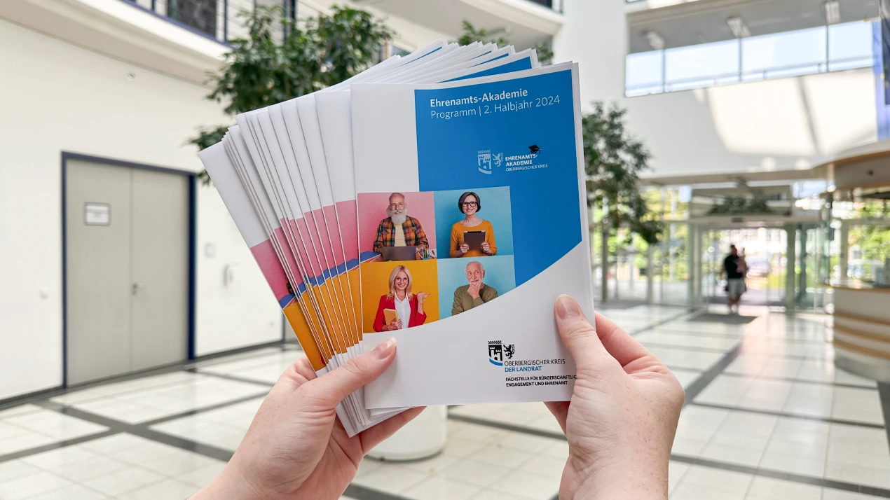 Das aktuelle Programm der Ehrenamts-Akademie des Oberbergischen Kreises bietet  kostenlose Qualifizierungsangebote für engagierte Bürgerinnen und Bürger. (Foto: OBK)
