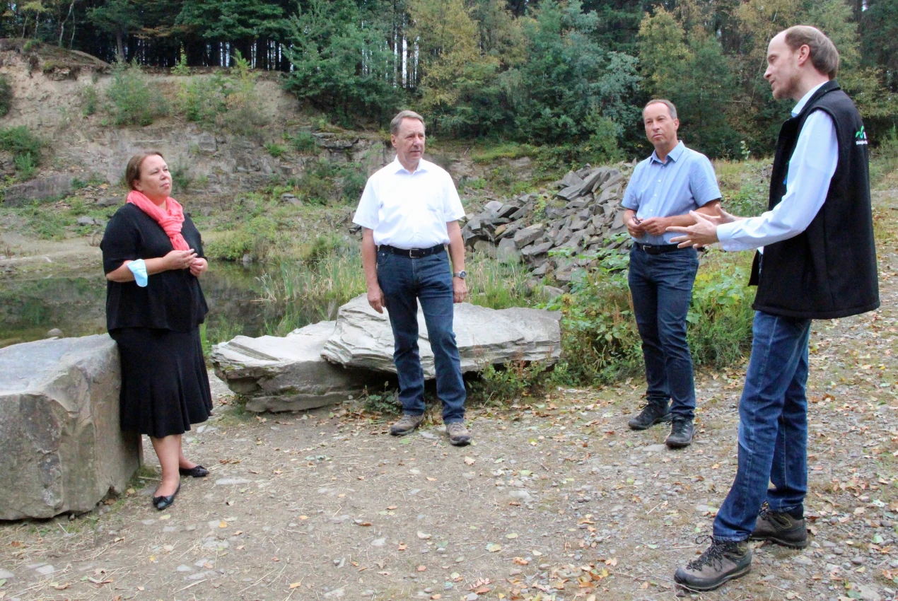 Überzeugt vom Gemeinschaftsprojekt zum Klima- und Umweltschutz im Oberbergischen Kreis (v.r.n.l.): Dr. Bernd Freymann, Leiter der Biologischen Station Oberberg; Umweltdezernent Frank Herhaus; Landrat Jochen Hagt und Landes-Umweltministerin Ursula Heinen-Esser. (Foto: OBK)