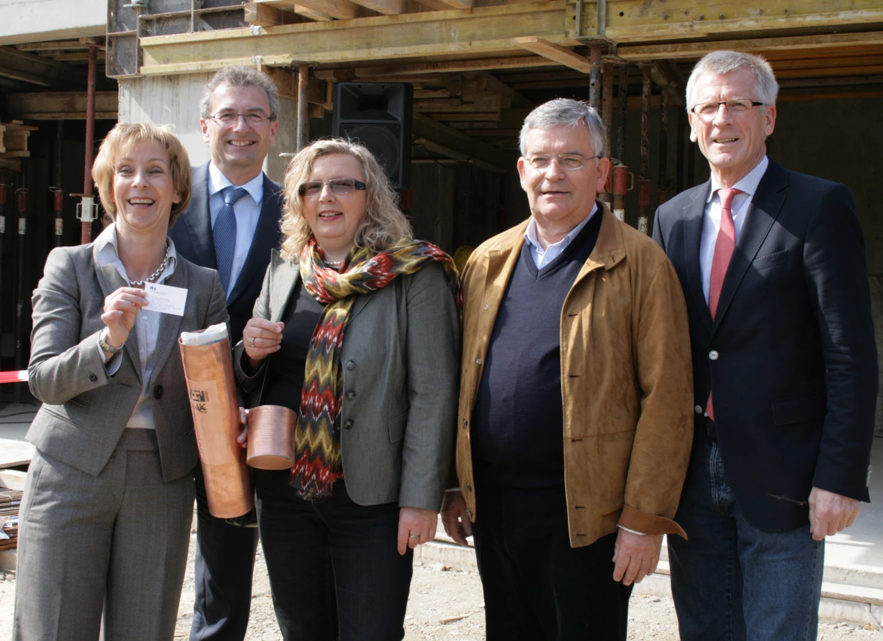 Die Kartusche zur Grundsteinlegung wurde, unter anderem, mit Visitenkarten befüllt.(V.l.n.r.) Dr. Gudrun Sievers-Flägel, Museumsdirektorin; Dr. Klaus Tiedeken, Kreissparkasse Köln; Gabriele Keil-Riegert, Leiterin des Amtes für Immobilienwirtschaft und Infrastruktur OBK; Landrat Hagen Jobi und Bernd Hombach, Vorstand des Fördervereins. (Foto:OBK) 