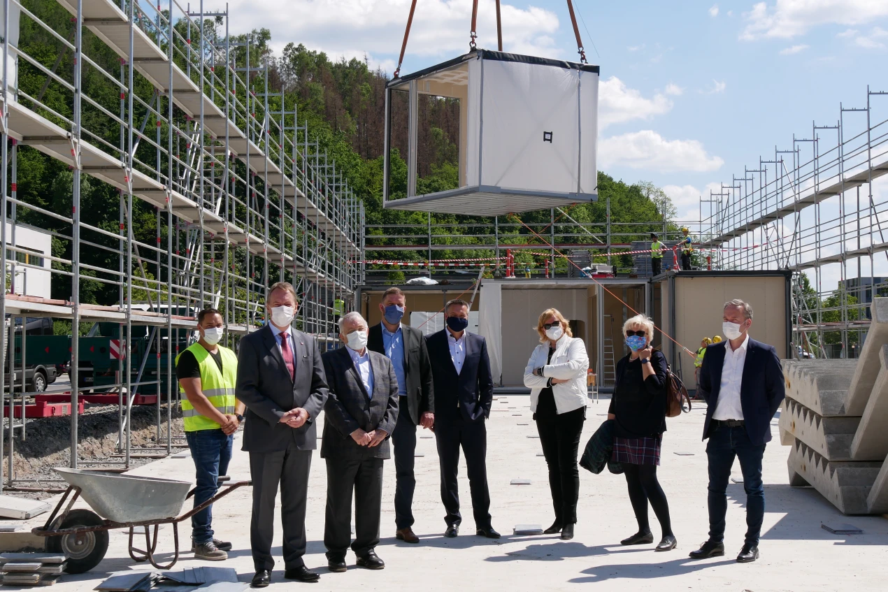 Die Module für den Erweiterungsbau sollen im Laufe des Juni stehen (v.l.n.r.): Landrat Jochen Hagt; Albert Holschbach, Gesellschafter der ALHO Systembau GmbH; Baudezernent Felix Ammann; Peter Orthen, Geschäftsführer ALHO Systembau GmbH; Akademieleiterin Dr. Ursula Kriesten; Gabriele Keil-Riegert, Leiterin des Amtes für Immobilienwirtschaft und Kreisdirektor und Betriebsleiter AgewiS Klaus Grootens. (Foto: OBK)