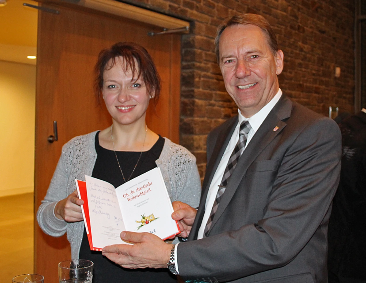 Lucy Scharenberg hat inzwischen 16 Kinderbücher verfasst. Ein Exemplar überrreichte sie an Landrat Jochen Hagt. (Foto: OBK)