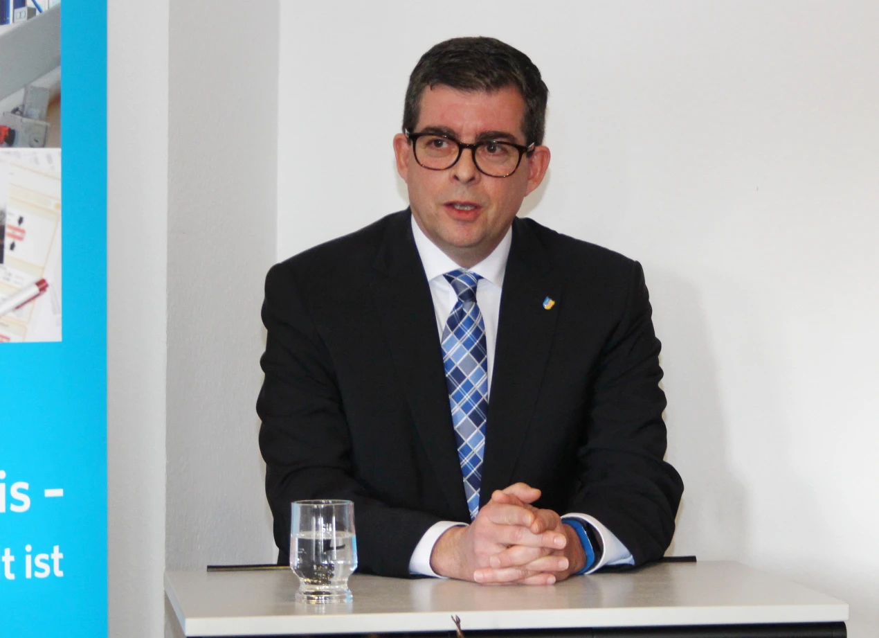 Gummersbachs Bürgermeister Frank Helmenstein machte deutlich, wie wichtig Beratungsangebote besonders in der heutigen Zeit sind. (Foto: OBK)