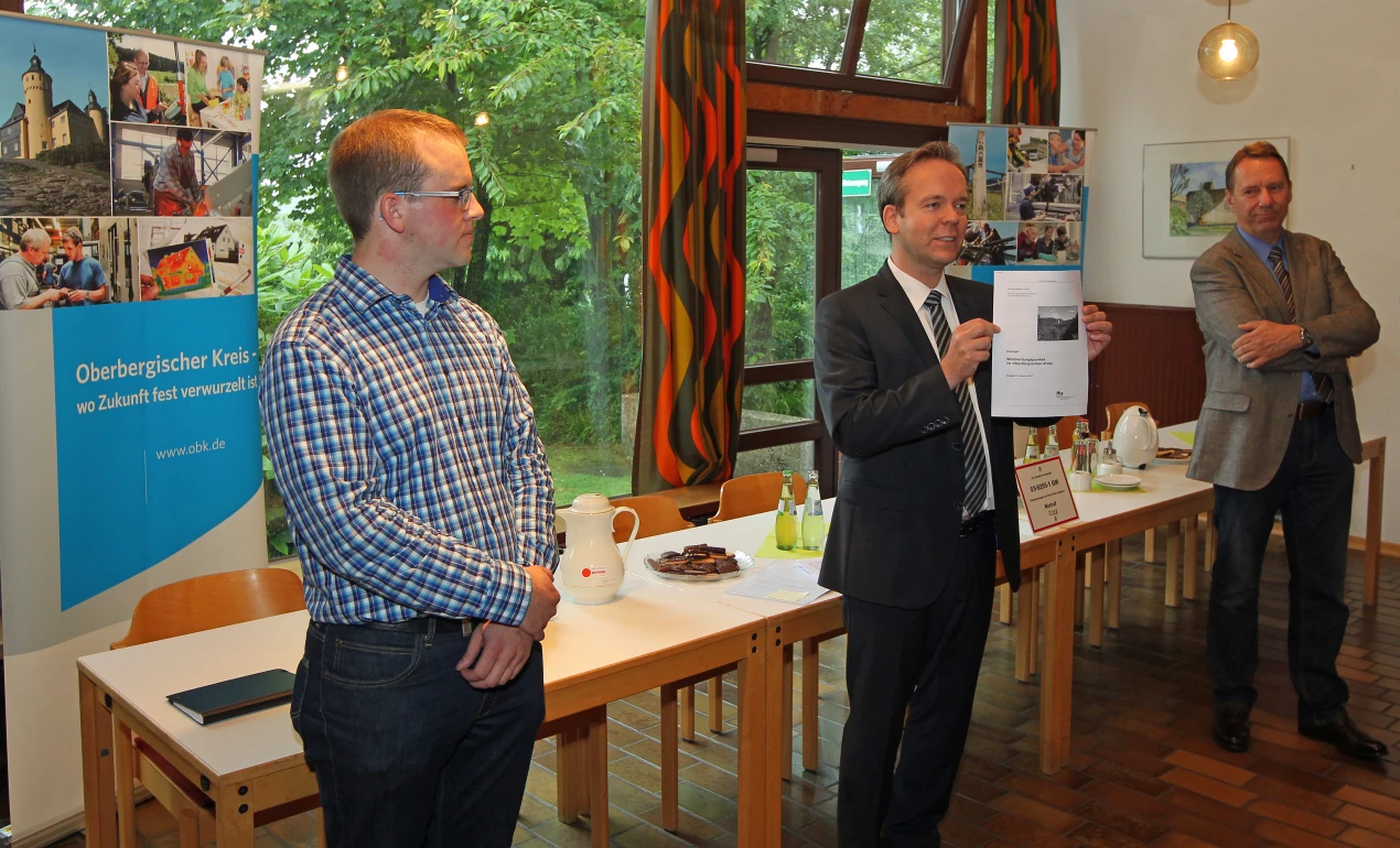 Ein Projekt mit Vorbildcharakter: Schnellstmögliche Hilfe sollen die Waldrettungspunnkte gewährleisten, sagen Julian Langlotz vom Verschönerungsverein Berghausen (l.), Dezernent Klaus Grootens (M.) und Kreisdirektor Jochen Hagt. (Foto: OBK)