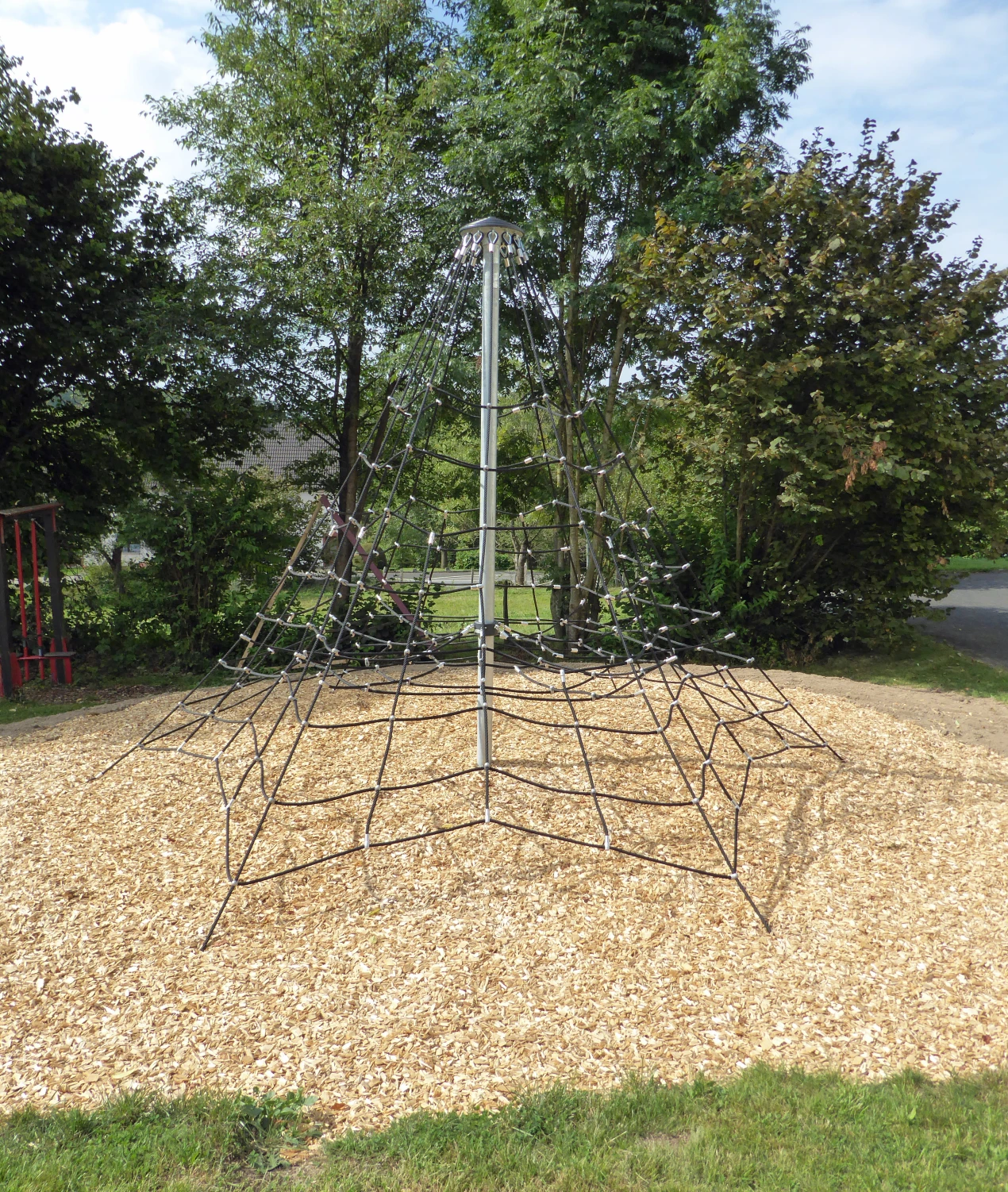 Zur Spielplatzerweiterung hat die Dorfgemeinschaft Nosbach, Gemeinde Reichshof, 
in 2024 Fördermittel für die Kletterpyramide erhalten. (Foto: OBK)
