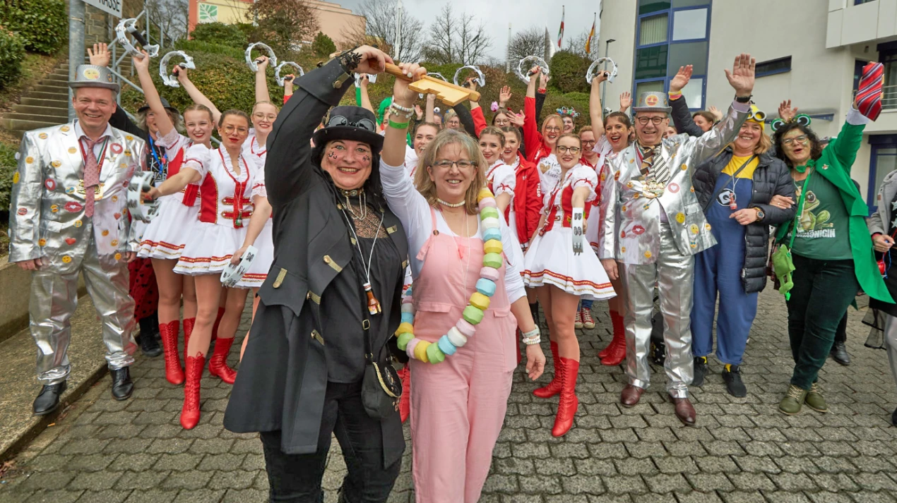 Außer Rand und Band: nach dem jecken Kreishaussturm startete eine ausgelassene Weiberfastnachtsfeier mit Bühnenprogramm der Mitarbeitenden in der ehemaligen Kreiskantine. (Foto: OBK)  