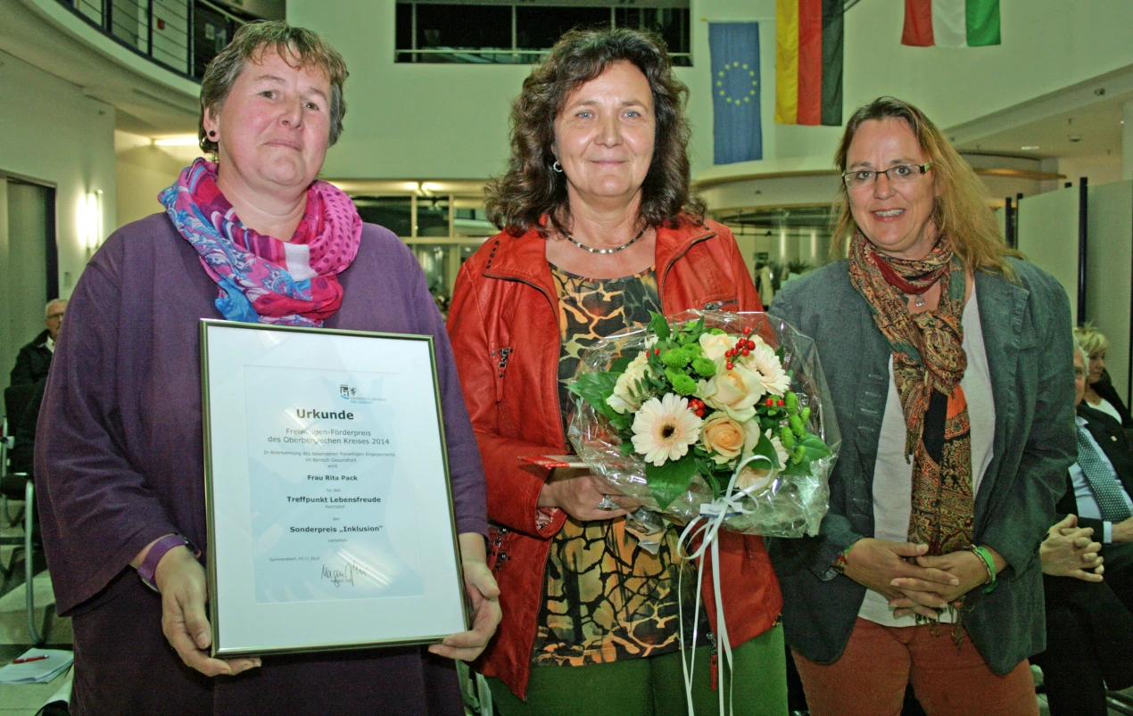 Rita Pack (m.)ist Motor der Initiative des Treffpunkts Lebensfreude, der als Weitblick-Projekt des Kreises entstanden ist (Foto:OBK)