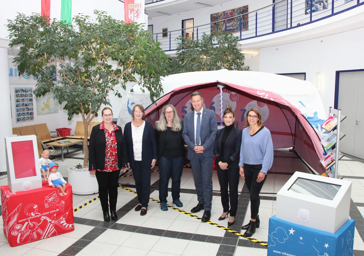Bei der Ausstellungseröffnung, v.l.: Kaija Elvermann (Leitung Gesundheitsamt), Iris Hügel-Bruchhaus (Beratungsstelle für Familienplanung  und Schwangerschaftskonflikte, Gesundheitsamt), Irmgard Hannoschöck (Diakonie Fachstelle Sucht - Suchthilfe OBK Nord), Gesundheitsdezernent Ralf Schmallenbach, Anna Tomas (Caritas Suchthilfe) und Rabea Riesewieck (Fachstelle Sucht, Gesundheitsamt). (Foto: OBK)