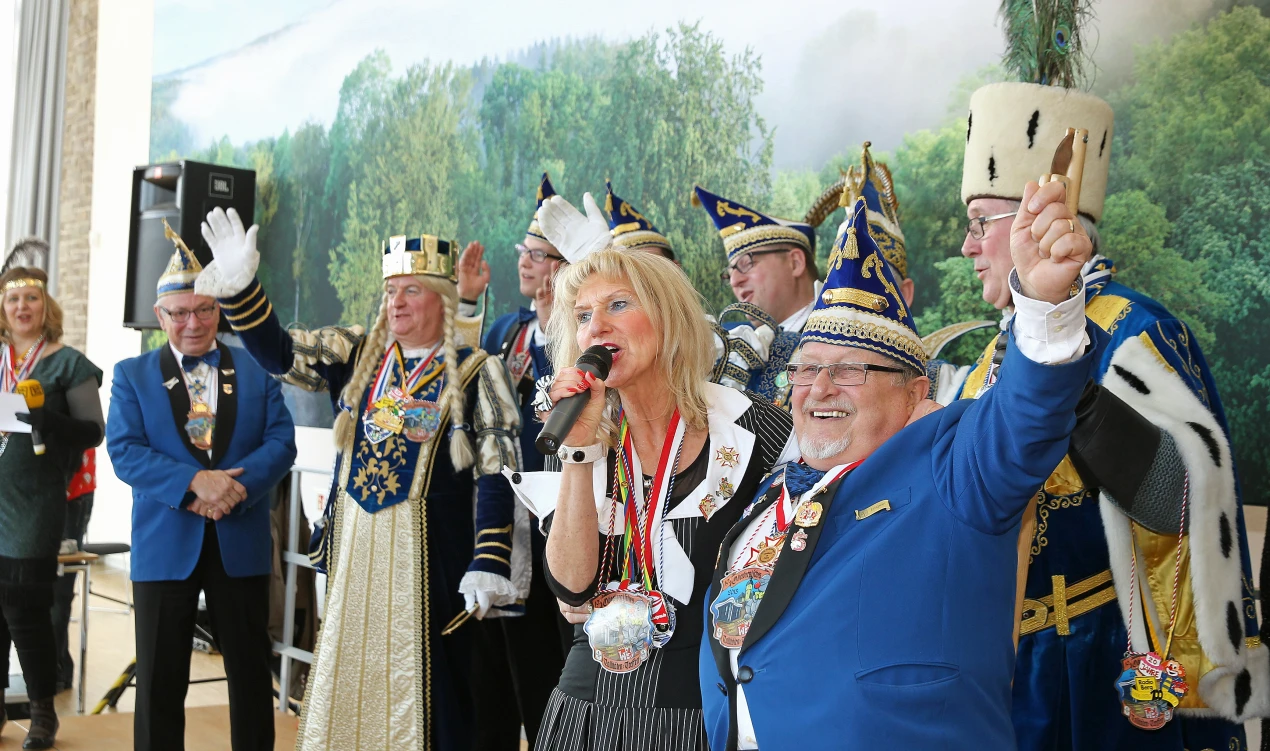 Auch untereinander zeigten die Vereine ihre Verbundenheit: Marina Meyer-Pluschke (KPG Eckenhagen) und Gerd Meinhardt (Narrenzunft Neye)(Foto: OBK)