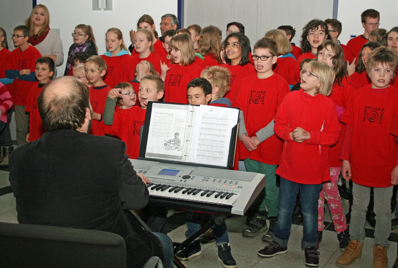 Chorleiter Sebastian Timpe hat inzwischen ein starkes Repertoire mit den Chören erarbeitet (Foto:OBK) 