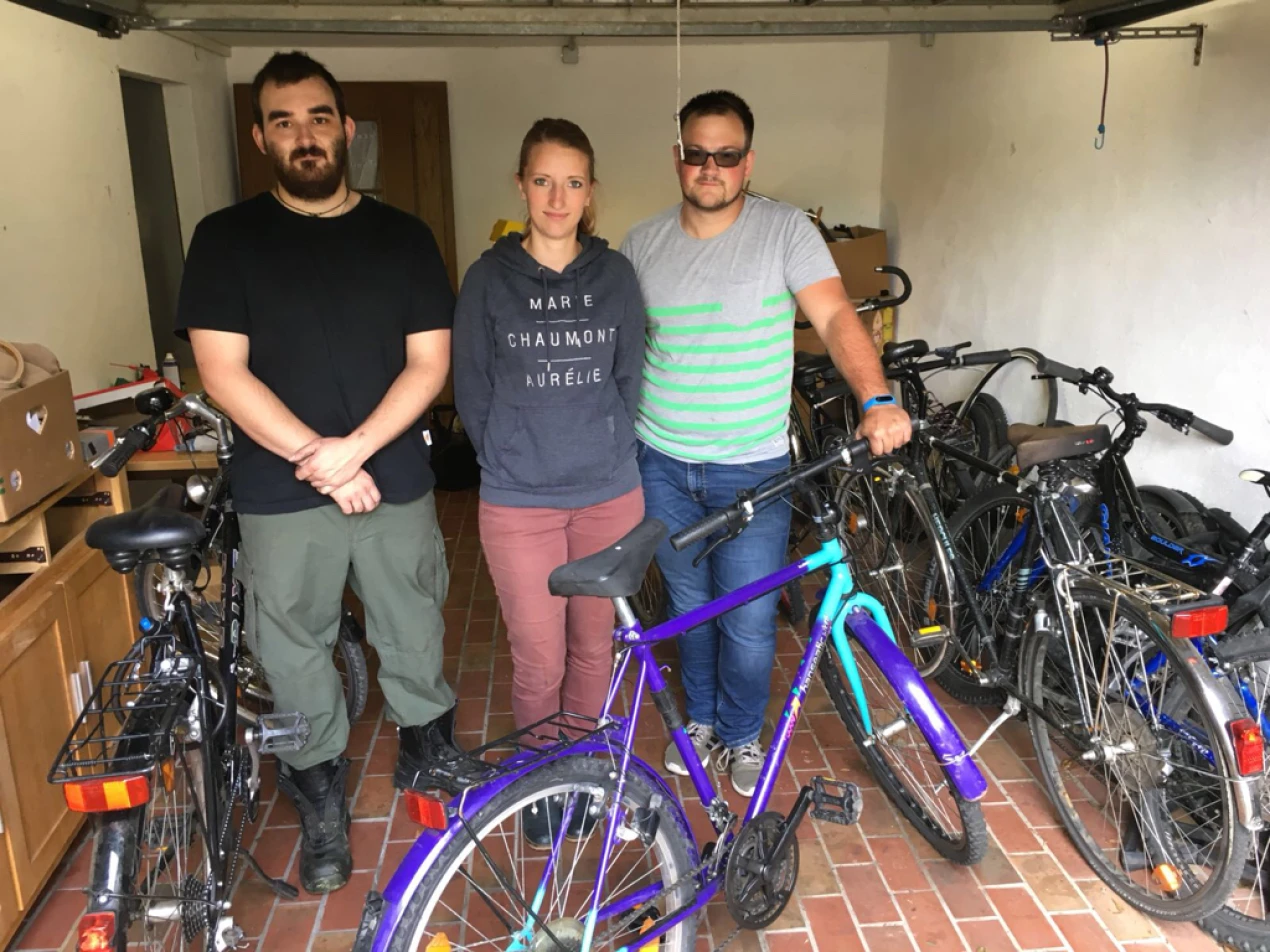 Ehrenamtlich in einer Fahrradwerkstatt tätig waren die Auszubildenden des Oberbergischen Kreises Marco Dahl, Laura Stellberg und Fabian Steffens. (Foto: OBK). 